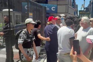 这也太搞了！总决G3赛前，一特朗普模仿者在球馆外与球迷合影😂